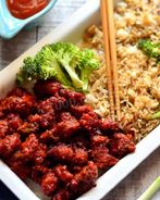 Жареный рис с курицей и овощами