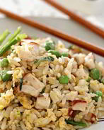 Жареный рис со свининой и горошком