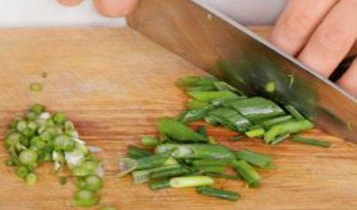 жареный рис со свининой и горошком