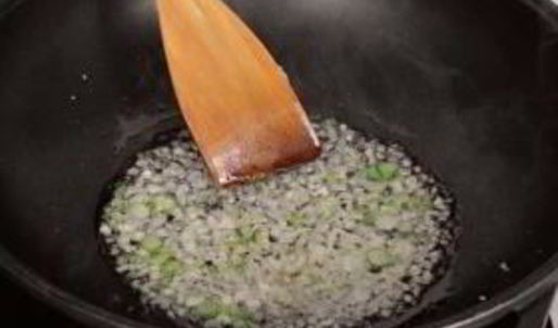 жареный рис со свининой и горошком