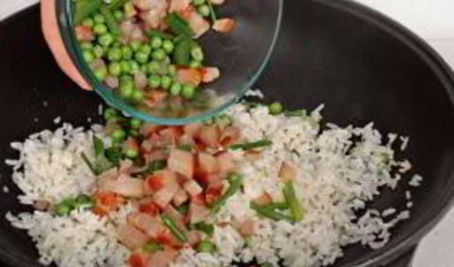 жареный рис со свининой и горошком
