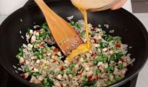 жареный рис со свининой и горошком