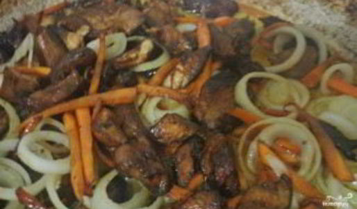 жареный рис со свининой и овощами