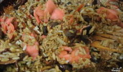 жареный рис со свининой и овощами