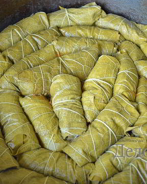 Долма из виноградных листьев