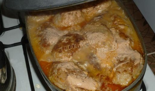 ленивые голубцы с рисом капустой и фаршем в кастрюле