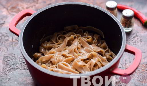 гречневая лапша с курицей и овощами