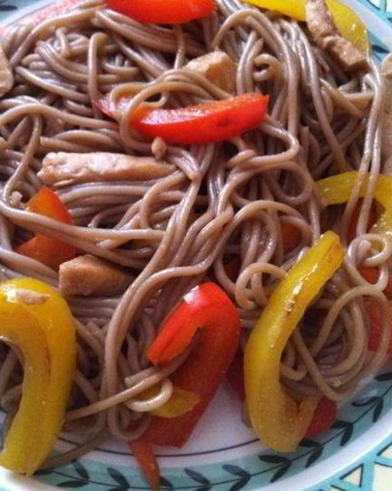 Рецепт гречневой лапши с курочкой и овощами