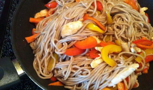 гречневая лапша с курочкой и овощами