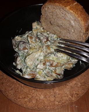 Белые грибы, жареные с луком и сметаной