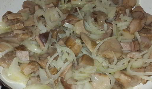белые грибы, жареные с луком и сметаной