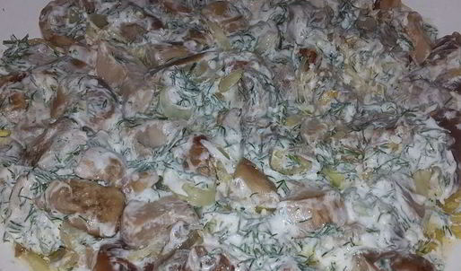 белые грибы, жареные с луком и сметаной