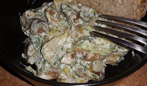 белые грибы, жареные с луком и сметаной