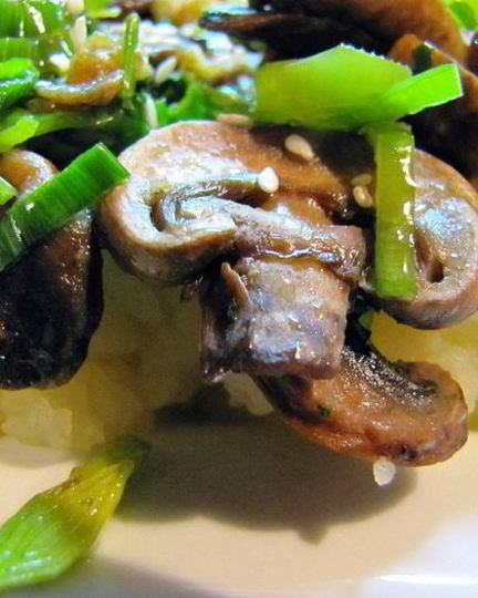 Рецепт грибочков жареных с имбирем и кунжутом