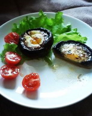 Грибы, фаршированные перепелиными яйцами