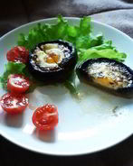 Грибы, фаршированные перепелиными яйцами