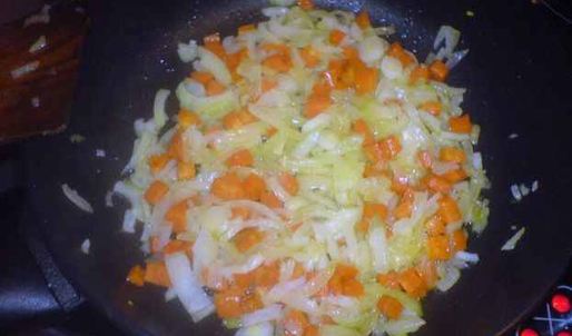 грибы обжаренные под соусом с гарниром