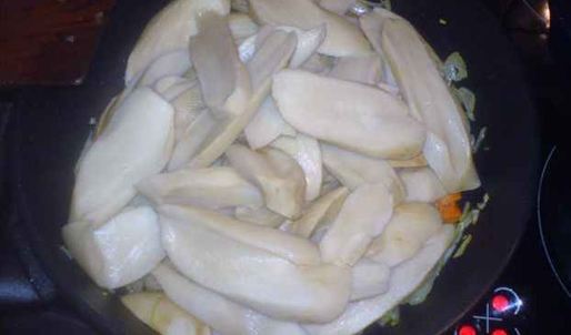 грибы обжаренные под соусом с гарниром