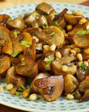 Грибы с чесноком и кедровыми орешками