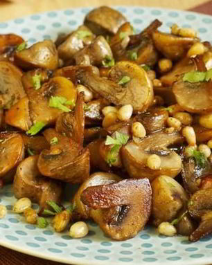 Грибы с чесноком и кедровыми орешками