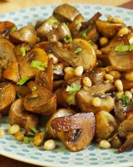 Рецепт грибов с чесноком и кедровыми орешками