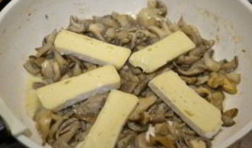 грибы с сыром на сковороде