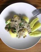 Грибы тушенные со сметаной