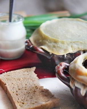 Грибы в горшочке со сметаной