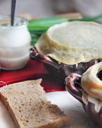 Грибы в горшочке со сметаной