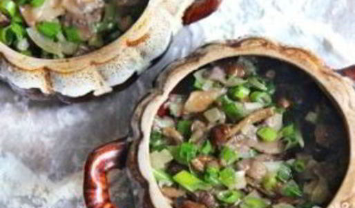 грибы в горшочке со сметаной