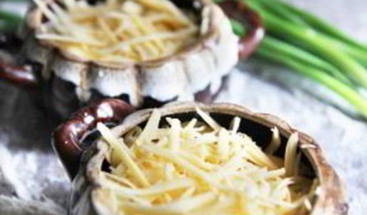 грибы в горшочке со сметаной