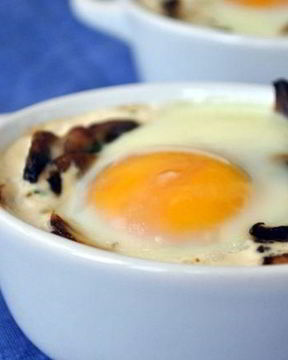 Грибы в сливках, запеченые с яйцом