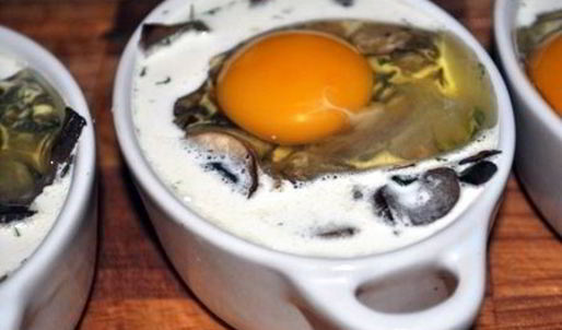 грибы в сливках, запеченые с яйцом