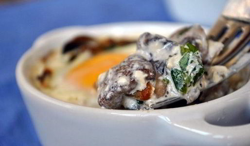 грибы в сливках, запеченые с яйцом