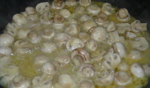 грибы в сливочно-сырной подливке