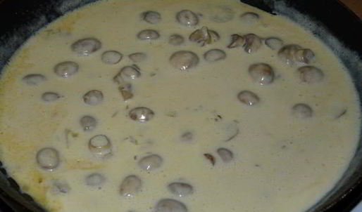 грибы в сливочно-сырной подливке