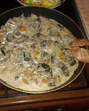 Грибы в сметане, тушенные с беконом и помидорами черри