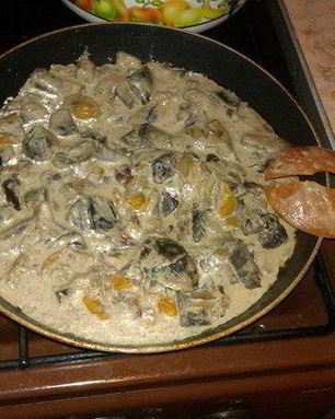 Грибы в сметане, тушенные с беконом и помидорами черри