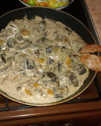 Рецепт грибов в сметане, тушенные с беконом и помидорами черри