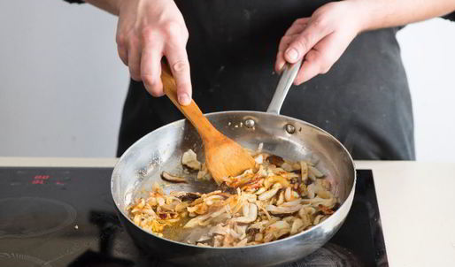 грибы, запеченные в кокотнице