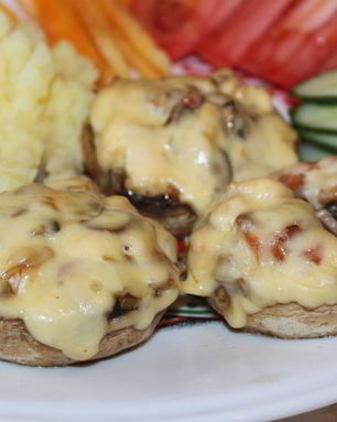 Шампиньоны, фаршированные курицей и овощами