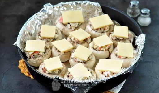 шампиньоны, фаршированные снежным крабом