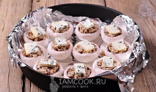 шампиньоны, фаршированные ветчиной и сыром, в духовке