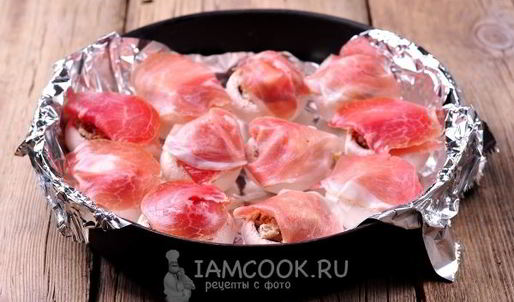 шампиньоны, фаршированные ветчиной и сыром, в духовке