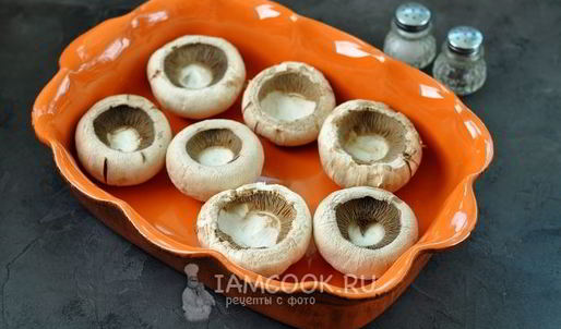 шампиньоны, запеченные с перепелиными яйцами