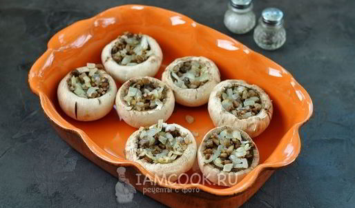 шампиньоны, запеченные с перепелиными яйцами