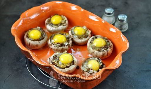 шампиньоны, запеченные с перепелиными яйцами