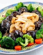 Тушеные грибы и морские ушки