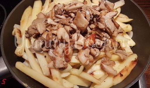 вешенки с жареной картошкой