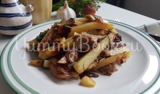 вешенки с жареной картошкой